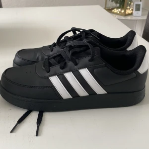 Adidas skor - Använd bara en gång vid prövning här hemma, Insåg då att de ej passade och kartongen blev slängd så butiken tar inte tillbaka :).. 