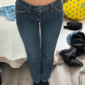 Hej💕 Säljer mina mörkblå lågmidjade jeans. Aldrig använda och i jätte bra skick.  Står ej storlek men passar mig som är en 32a perfekt, men tyvärr lite för korta då jag är 165cm lång! 