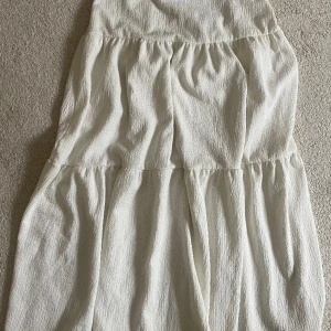 Vit långkjol - Vit Långkjol med volang. Från Gina tricot. Strl S