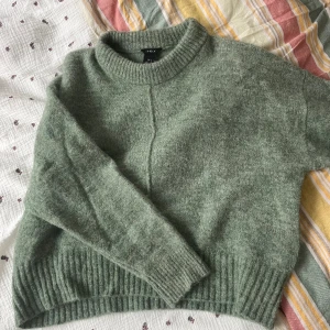 Grön stickad - Så fin! Använd Max 5 gånger. Frakt ingår ej🌻