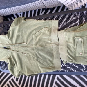 Juicy couture set - Ett jättefint grönt juicy couture set som är jätte bekvämt men fint samtidigt, plagen har dock några små skador men inget som märks till så hör av er om ni är intresserade så skickar jag bild på skadorna❤️