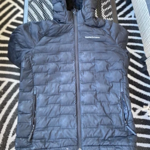 Jacka - En jättefin basic peak performance jacka, relativt tunn och jättebra för vår, höst men dessutom för extra kalla sommarkvällar❤️