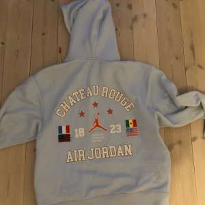 Jordan x maison chatue rouge hoodie - Säljer nu denna exklusiva hoodie jag fick på jordan droppet för 1400kr! Hoddien säljs ej längre så den är väldigt svår att få tag på.