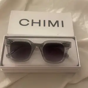 Säljer mina super snygga CHIMI Solglasögon i 04 grå, Dom är använd få tal gånger, dom har inga skador, Du får mä box och låda till dom. Jag köpte dom på NK för 2200 men säljer för 650❤️
