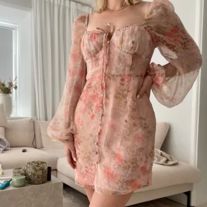 Klänning - Klänning från Nelly, något sliten i sömmen längst ner på klänningen men inget som syns utåt