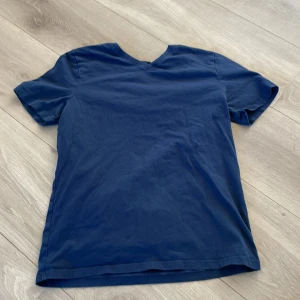 Mörk blå t-shirt - Bra skick, använt men inte mycket, lite urringad upp till