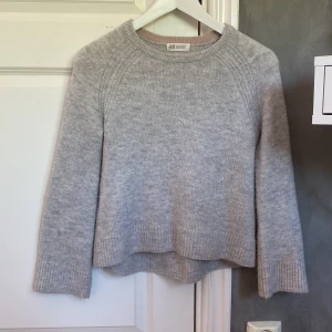 2 stickade tröjor🤍 - Bild 1: Jättefin ljusgrå tröja från h&m i storlek 146/152 men passar mig med XS/S (Använd med hel och fin)🌟50kr  Bild 2: Jättefin grå/svart randig tröja från Lager 157 i storlek XS (knappt använd på nyskick)🌟50kr
