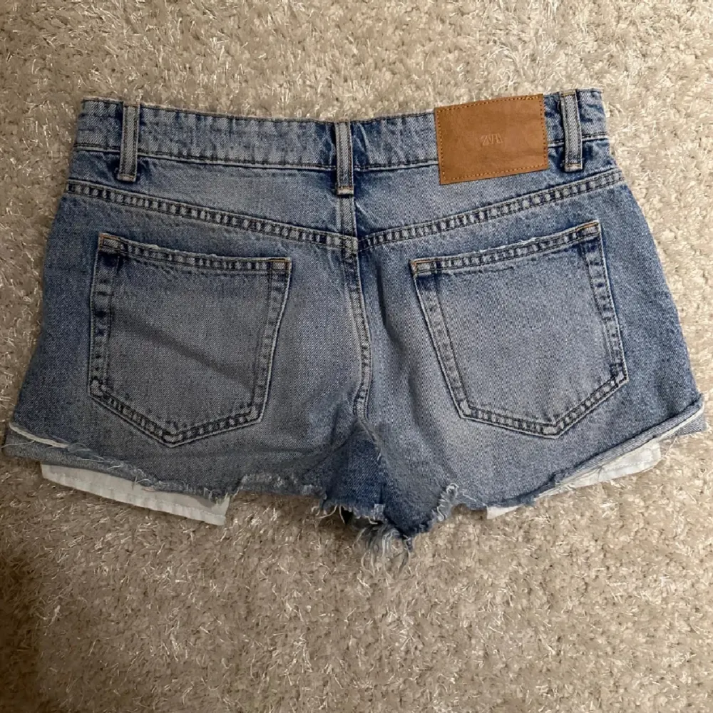 Dessa Lågmidjade shorts från Zara som tyvärr inte passar mig då dom är för stora! Köpta på plick men helt oanvända!💕. Shorts.