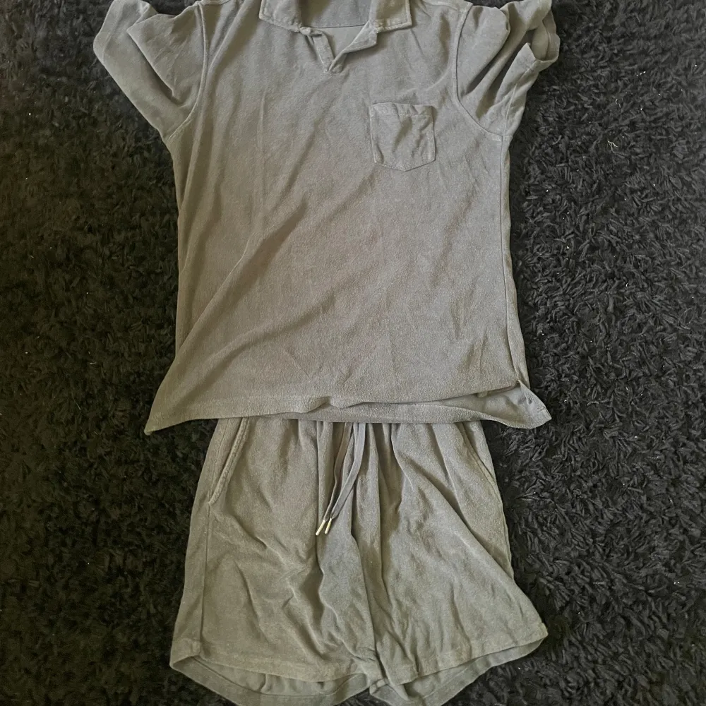 Matchande pikétröja och shorts i frotté/Terry material från John Henric. Storlek: Medium Nypris: 1200kr . T-shirts.