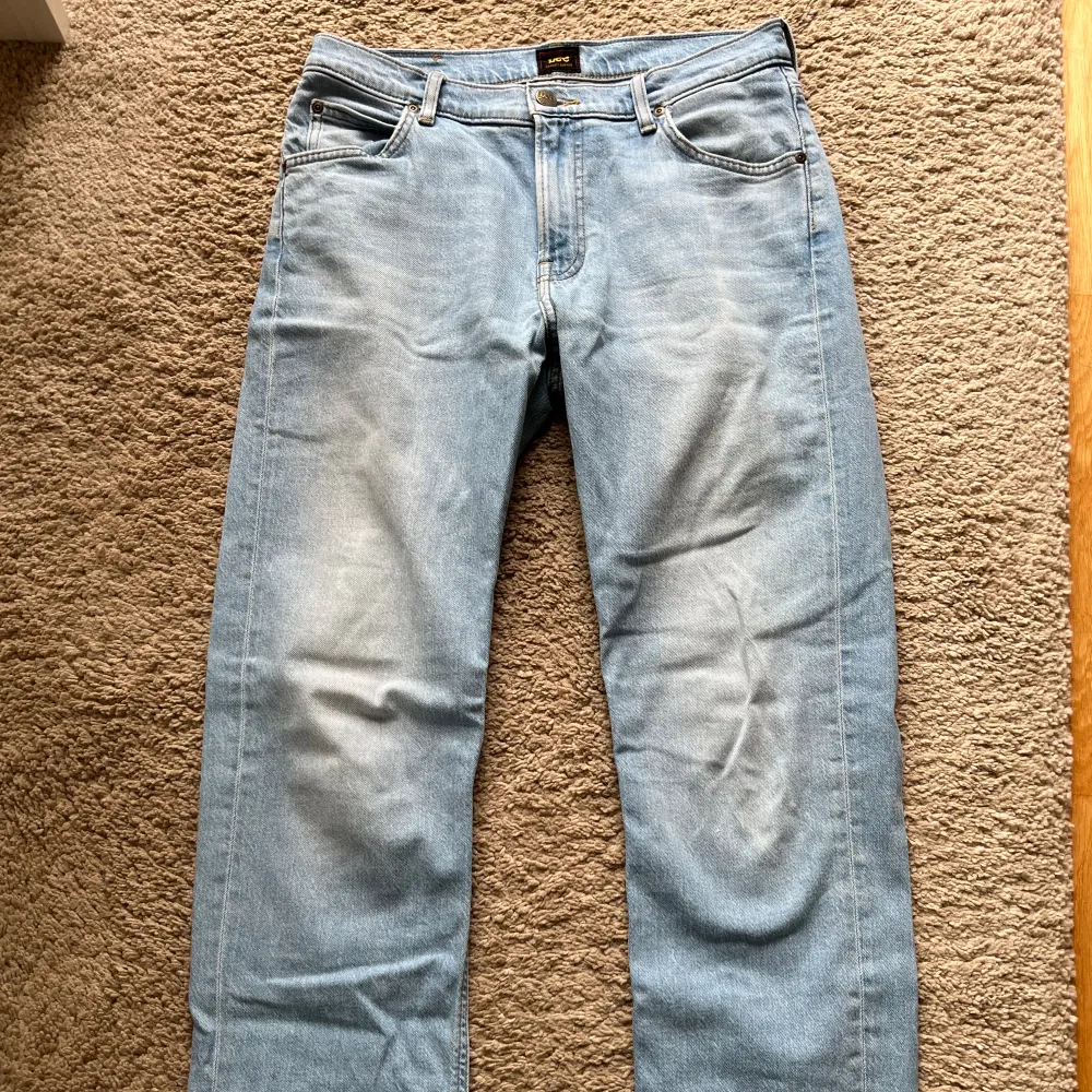 Säljer att par jeans i bra skick från märket Lee.   Modellen heter West och som ni ser på bild ”3” är storleken W30/L32.  I min mening ljuger bilden lite😅 De är lite mer blåa i verkligheten och inte lika urtvättade som dem kanske verkar.   Pris 200kr. Jeans & Byxor.