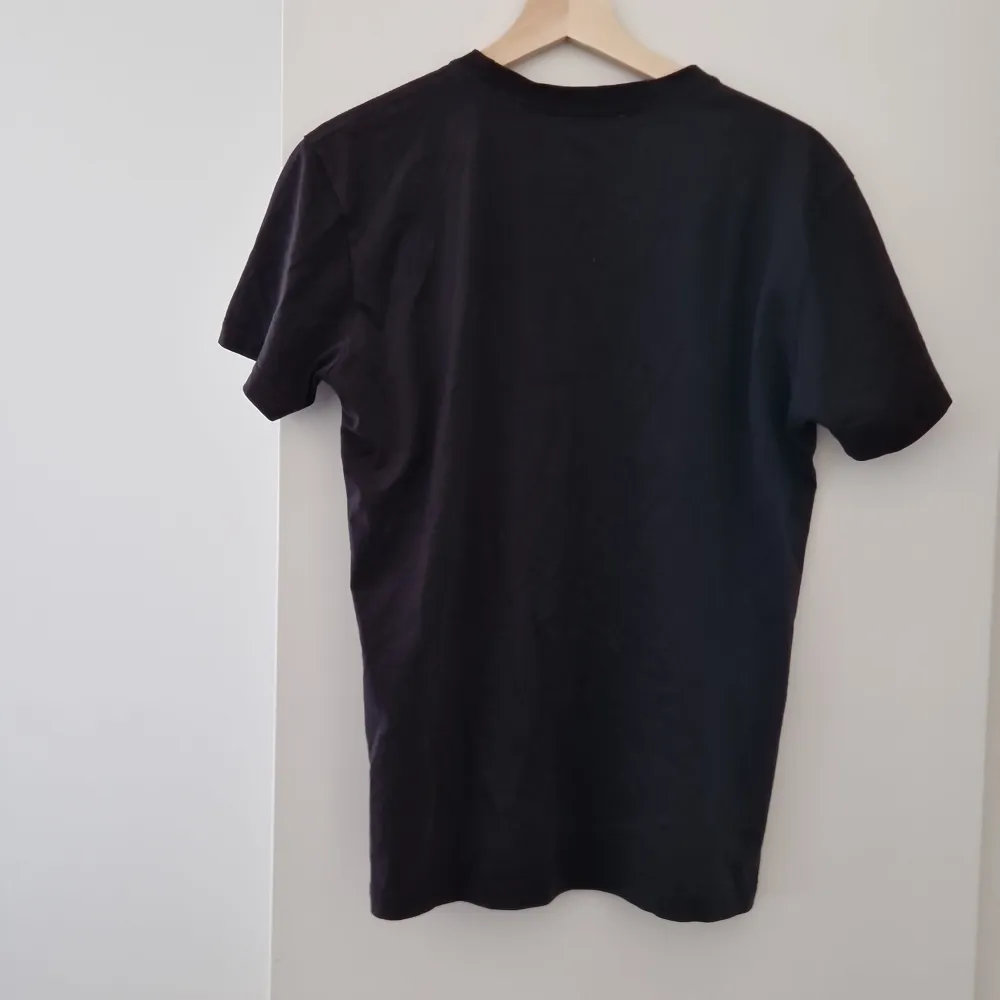 Tjena säljer denna sjukt snygga burberry T-shirten som är perfekt till sommaren för endast 499!! Skick 9/10 är som helt ny. Pris går att diskutera vid snabb affär😁. T-shirts.