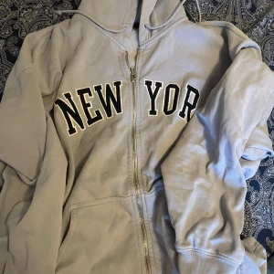 Brandy Melville hoodie - Hej! Såljer denna fina brandy hoodie med ett liter hål på baksidan. 🩷