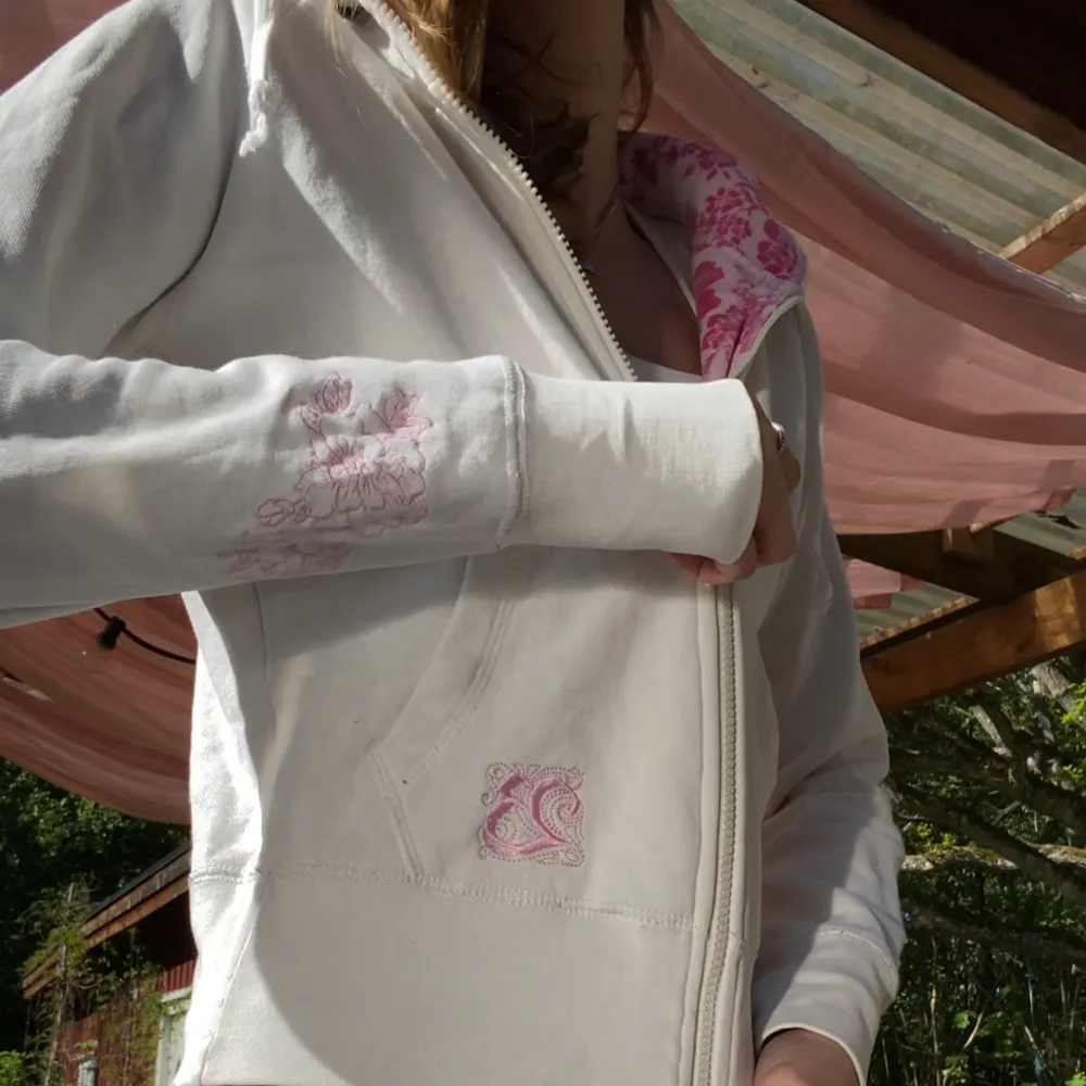 En vit vintidge hoodie med rosa detaljer, rosa innertyg i luvan och längs dragkedjan jätte söt skick 9/10 då den inte har några slitningar eller så men en blå fläck vid dragkedjan men som inte så tydligt syns. Hoodies.