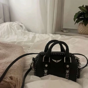 Zadig sunny bag - Jätte fint skick, inga större defekter förutom lite rostig (kan skicka bild) men inget man tänker på. Dustbag medföljer vid köp! Kom privat för fler bilder💕💕