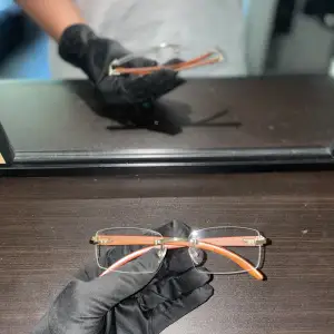 Det här är två splittrans nya solglasögon som aldrig tidigare använts. De är snygga och fräscha och sitter perfekt. Det finns även en till färg inne med ett brunt glas istället för det genomskinliga (skicka dm för bild).