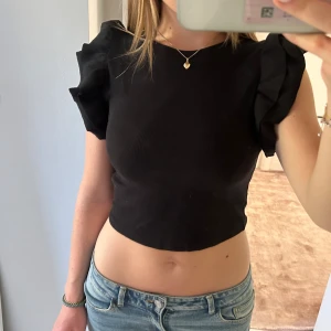 Svart topp - Så snygg svart topp med volanger💗