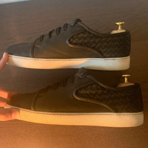 Botega Venetta skor - Ascoola/äkta Botega Venetta skor som är i riktigt bra skick, skorna är även väldigt sällsynta vilket gör priset enormt bra! Klassiska mönstret täcker en stor del av skon. Finns pyttesmå creasningar som ej märks av när de bärs. Storlek 44 passar 45. 