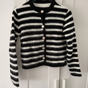 Kofta  - Randig kofta  Står inte storlek men passar 34/36   