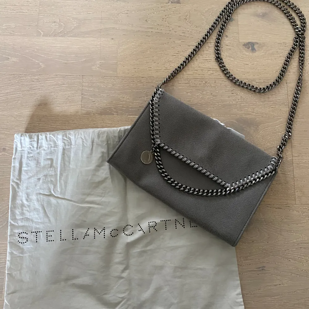 Säljer denna Stella McCartney väskan åt min syster. Väskan är som ny och köpt i butik. Den är använd endast ett fåtal gånger, tillkommer även dustbag. . Väskor.