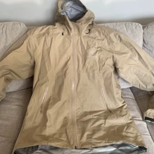 Arcteryx - Säljer en regn/skidjacka från Arcteryx.