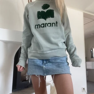  Isabel Marant tröja - ❗️ INTRESSEKOLL❗️vill se vad folk kan betala för den. den är i nyskick och ändats använd 3 gånger. Hade kunnat byta mot en likadan i grå med svart märke så skriv om ni har💗