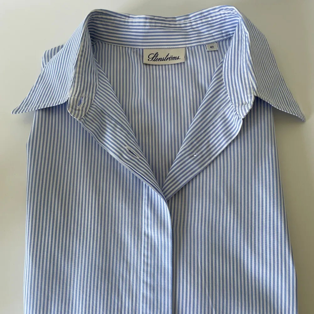 Vit blå randig skjorta från Stenströms i storlek 42. Sparsamt använd och i perfekt skick. Skriv vid funderingar!💌. Skjortor.