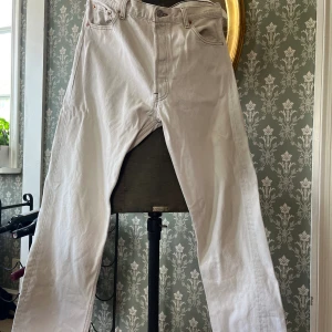 Levis 501 - Krämvita Levis 501. Storlek 36/32, men sitter mer som 33/32. Mindre fläck på botten av ena benet, charmen av äldre Levis jeans!