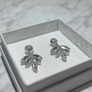 Örhängen Snö of Sweden - Fina silvriga örhängen från snö of Sweden. Mycket bra skick! 