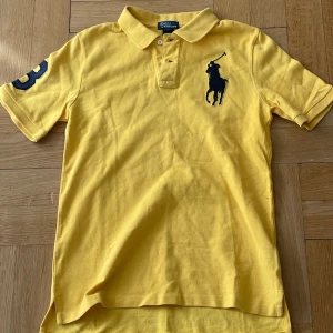 Ralph Lauren Piké  - Säljer nu denna feta Ralph Lauren piké🔥. Skicket är 10/10 och är väldigt fräsch! Perfekt nu inför sommaren och är väldigt stiligt.