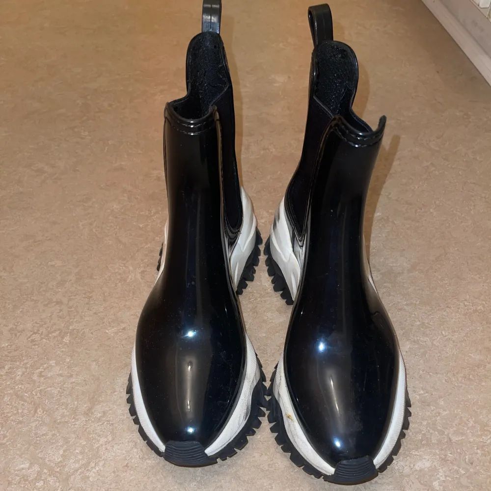 Lemon Jelly rain boots i storlek 36. De har lite repor men glänser fortfarande som dom ska. . Skor.
