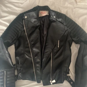 Skinnjacka - Skinnjacka från chiquelle i storlek 40, använt Max 2 gånger. Köpt för 799kr säljer för 599kr men kan tänka mig att sänka priset