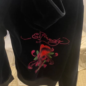 Ed Hardy kofta!🤍 - Säljer min så fina svarta ed hardy kofta, skriv frågor!😊🤍 storlek XXXL men sitter som en M skulle jag säga. Bra skick men något nopprig🤍