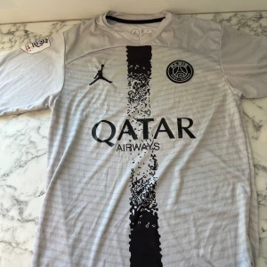 PSG Kylian Mbappe tröja  - En PSG tröja i storlek 176/XS. Tröjan har Kylian Mbappe nummer 7 på ryggen och har endast använts fåtalet gånger vilket gör att den ser ut och känns precis som ny. Tröjan är tunn och luftig vilket gör den perfekt för användning under sommaren. 