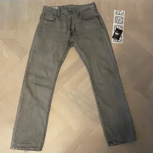 Säljer dessa riktigt snygga ljusgrå Levi’s jeansen, en perfekt färg för sommaren. Modellen är 551z, storlek W30 L32. Fint skick på dom! Dessa är köpta på NK för 1300 (kvitto finns i bilden), säljer dessa nu för endast 400! 