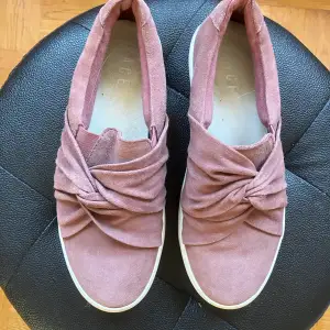 Ljusrosa skor med”rosett”. Storlek 37.