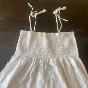 Vit volangtopp  - Jag säljer min helt oöppnade vita topp från shein för jag råka beställa två. Storlek L, verklig storlek. Köpt för 109kr säljer för 85kr därav den är aldrig använd. Skriv för fler bilder💕🎀