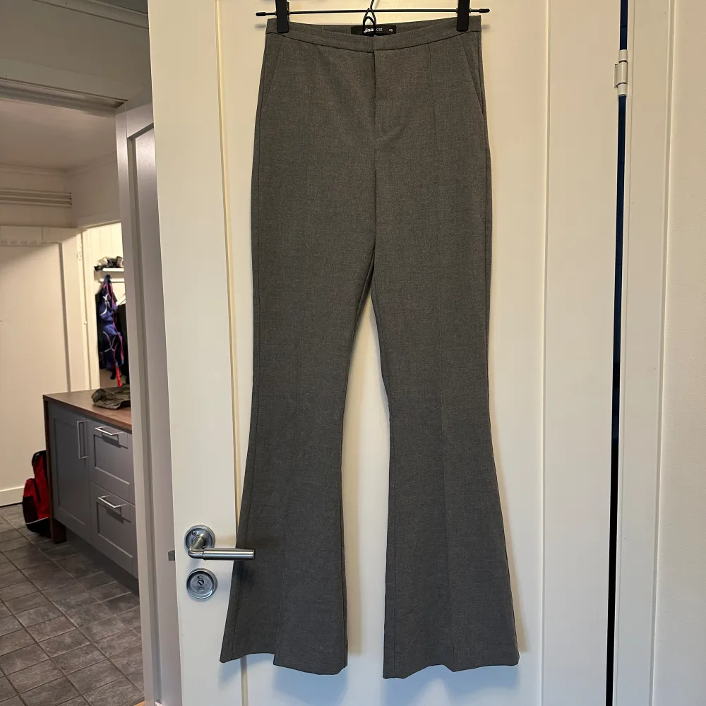 Gina tricot bootcut trousers i Stl xs, en kostymbyxa med flare med andra ord. Aldrig kommit till användning, använd 1/2 dag för dom för var inte helt nöjd med den färgen på mig 😊. Jeans & Byxor.