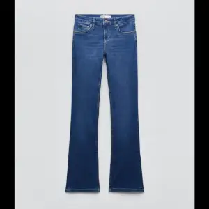 Asss snygga jeans från zara som är lågmidjade och bootcut. Sitter perfekt i längd på mig som är 160 cm! 