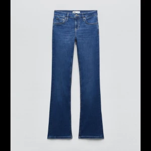 Low Rise bootcut jeans  - Asss snygga jeans från zara som är lågmidjade och bootcut. Sitter perfekt i längd på mig som är 160 cm! 