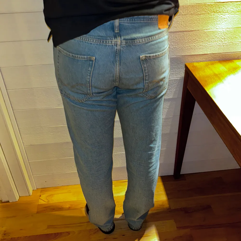 Jack & Jones jeans. Storlek 36/34. Knappt använda och i bra skick. Jeansen ser gråare ut på bilden än vad de är. . Jeans & Byxor.