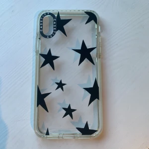 Snyggt mobilskal till iPhone xs från Casetify!🤩 - Genomskinligt mobilskal med svarta stjärnor!⭐️I gott skick!