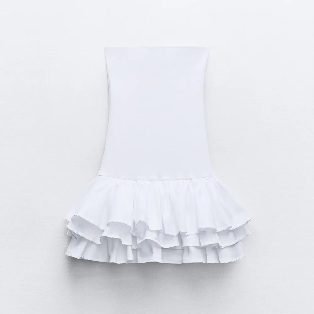Säljer denna slutsålda söta zara klänningen i strl S. Fin t sommaren lappen på, aldrig använd endast testad🥰. Klänningar.