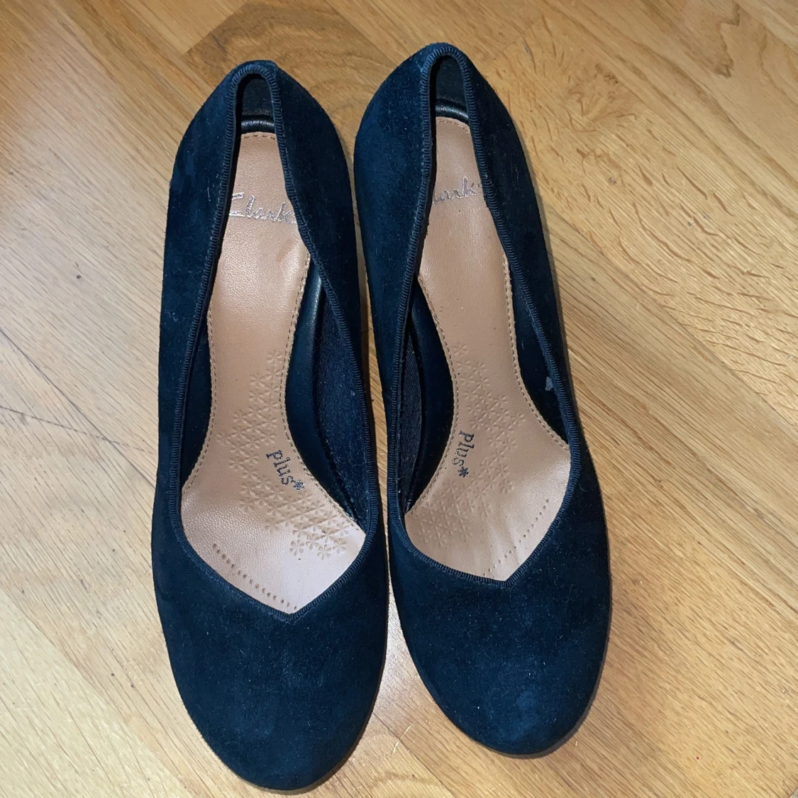 Clarks, högklackade mocka pumps - 90