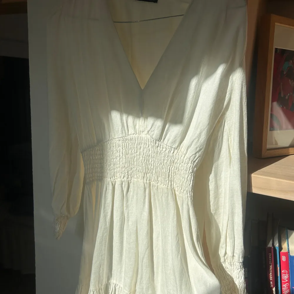 säljer denna linne klänning, endast använd 1 gång!❤️ sälj inte längre på zara. Klänningar.
