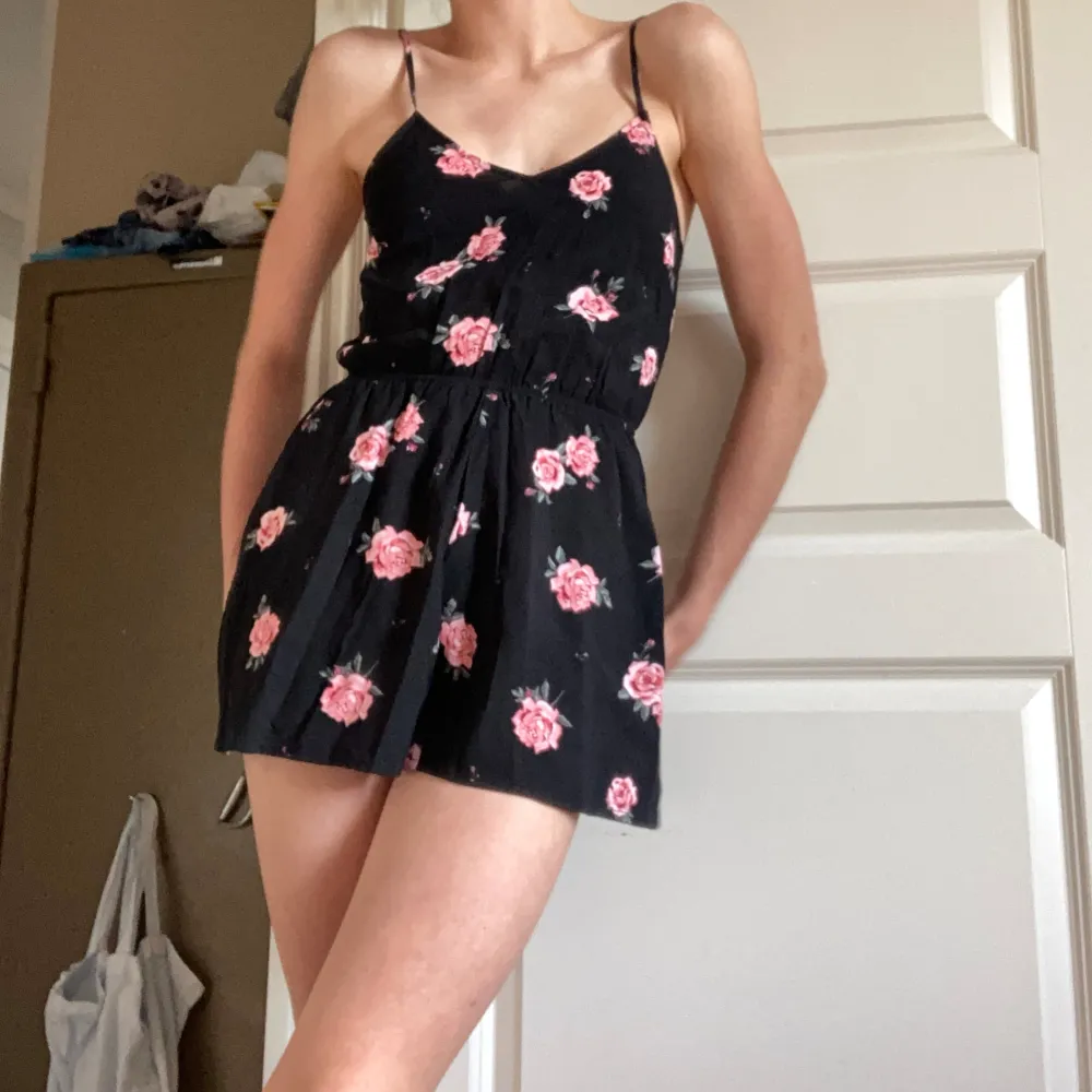  jättefin blommig jumper/overall som ser ut som en kortare klänning! Verkligen perfekt till sommaren!🌸🩷🩷. Klänningar.