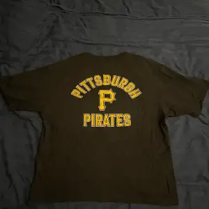 En schysst MLB T-shirt i svart med tryck av Pittsburgh Pirates.