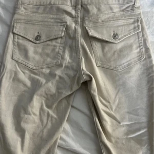 Lågmidjade jeans - Fina lågmidjade bootcut jeans med fickor bak, de är lite creme färgade, endast testade aldrig använda