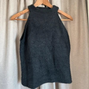 Topp - superfin topp utan defekter men tyckte inte den satt så bra på mig. Köpt second hand, enligt förra säljaren är den aldrig använd och jag har heller inte använt den. Lånade bilder från förra säljaren!