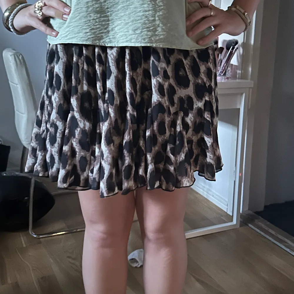 Snygg kjol, från raglady. Den är typ one size. Men passar mig som är xs men är väldigt stretchiga. Hör av er för mer frågor🥰. Kjolar.