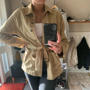 Beige denim jacka - Mörkbeige/brun jeansjacka med knappar och skärp! Storlek S från Zara💛💛